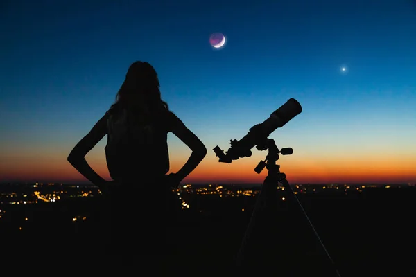 Astronomen med ett teleskop tittar på stjärnorna och månen med — Stockfoto