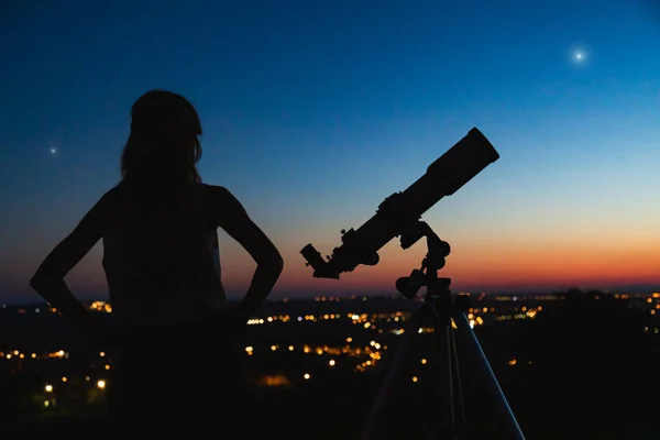 Astronoma z teleskopem obserwującym gwiazdy i Księżyc z — Zdjęcie stockowe