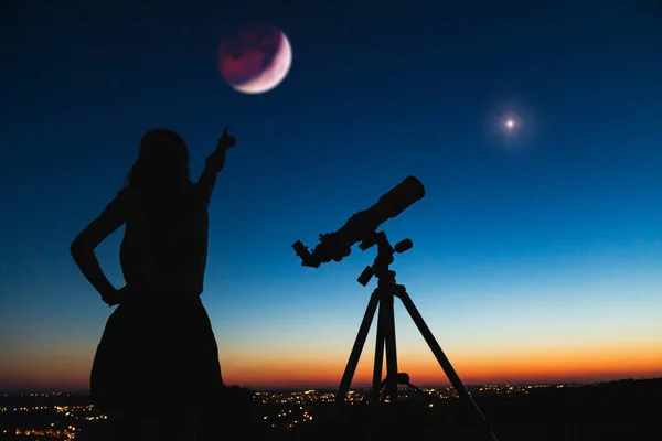 Astronome avec un télescope observant les étoiles et la Lune avec — Photo