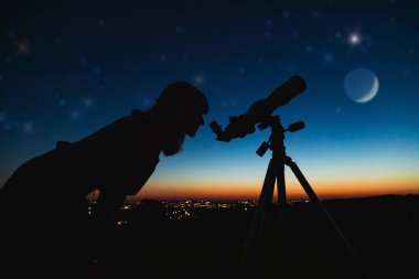 Teleskopla gökbilimci yıldızları ve Ay 'ı izliyor. 