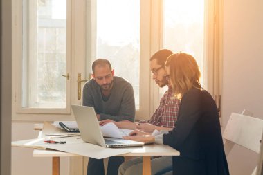 Güneşli ofiste Genç Mimarlar grubu.