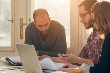 Güneşli ofiste Genç Mimarlar grubu.