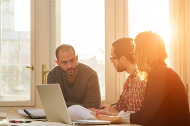 Güneşli ofiste Genç Mimarlar grubu.