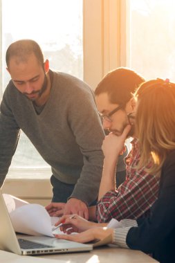Güneşli ofiste Genç Mimarlar grubu.
