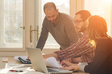 Güneşli ofiste Genç Mimarlar grubu.