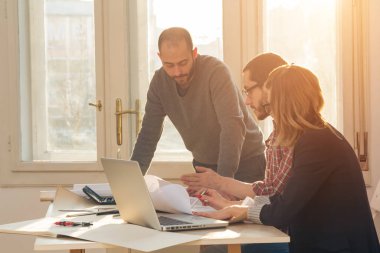 Güneşli ofiste Genç Mimarlar grubu.