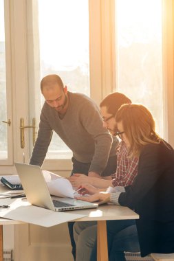 Güneşli ofiste Genç Mimarlar grubu.