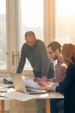 Güneşli ofiste Genç Mimarlar grubu.