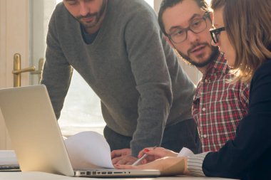 Güneşli ofiste Genç Mimarlar grubu.