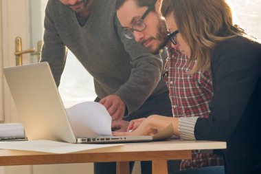 Güneşli ofiste Genç Mimarlar grubu.