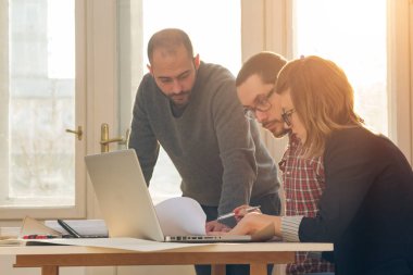 Güneşli ofiste Genç Mimarlar grubu.