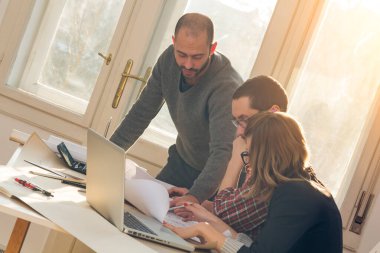 Güneşli ofiste Genç Mimarlar grubu.