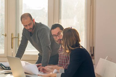 Güneşli ofiste Genç Mimarlar grubu.