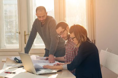 Güneşli ofiste Genç Mimarlar grubu.