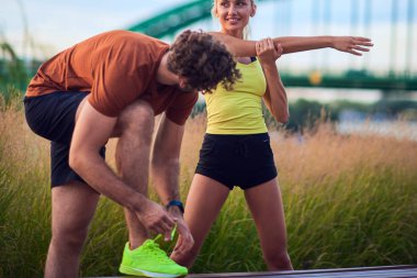 Kentsel alanda egzersiz yapan modern çift.