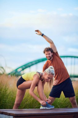 Kentsel alanda egzersiz yapan modern çift.