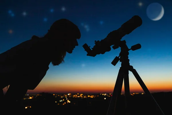 Astronom mit Teleskop beobachtet Sterne und Mond mit — Stockfoto