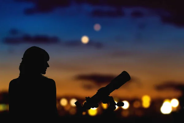 Astronome avec un télescope observant les étoiles et la Lune avec — Photo