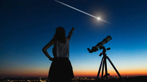 Astronomo con un telescopio che osserva le stelle e la Luna con — Foto Stock