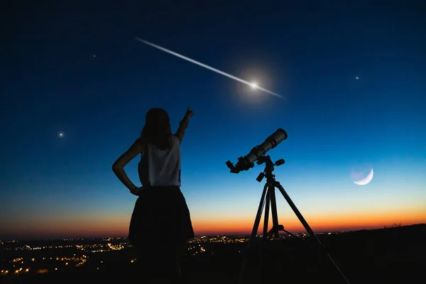 Astronomul cu un telescop care urmărește stelele și Luna — Fotografie, imagine de stoc