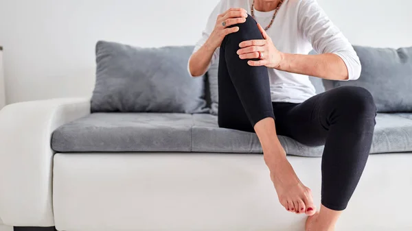 Körperverletzungen an Bein / Knie / Gelenk zu Hause. — Stockfoto