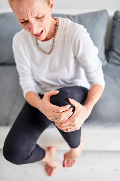 Körperverletzungen an Bein / Knie / Gelenk zu Hause. — Stockfoto