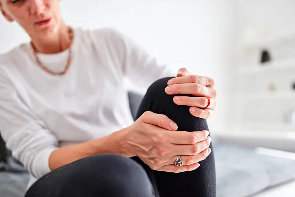 Lesión física de la pierna / rodilla / articulación en casa . — Foto de Stock