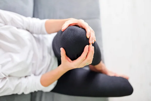 Körperverletzungen an Bein / Knie / Gelenk zu Hause. — Stockfoto