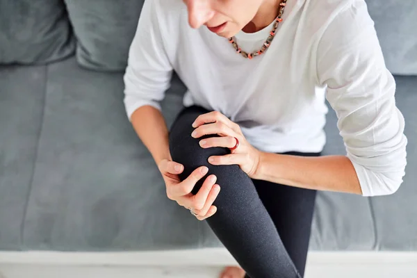 Körperverletzungen an Bein / Knie / Gelenk zu Hause. — Stockfoto