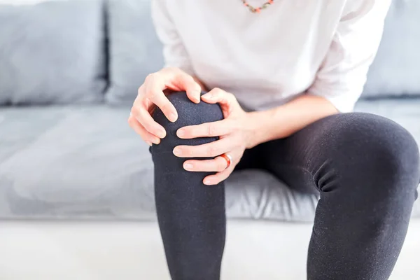 Lesión física de la pierna / rodilla / articulación en casa . — Foto de Stock