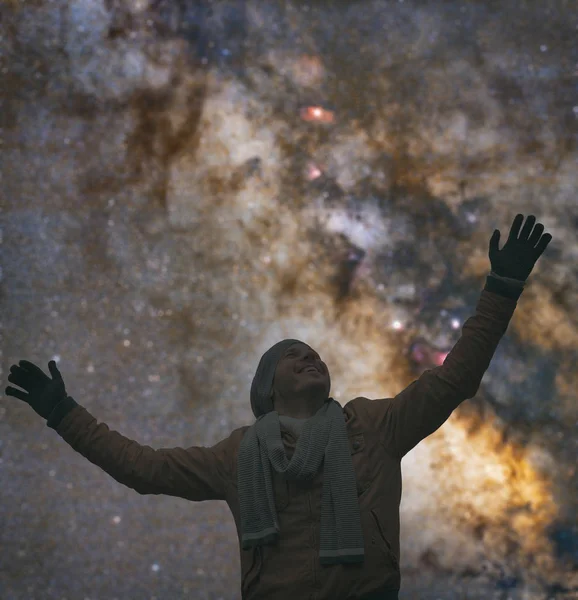 Hombre disfrutando de la noche estrellada con los brazos abiertos . —  Fotos de Stock
