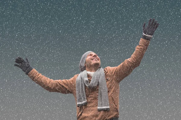 Hombre sonriendo y disfrutando del invierno nevado . — Foto de Stock