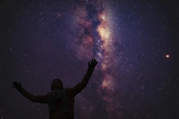 Hombre disfrutando de la noche estrellada con los brazos abiertos . —  Fotos de Stock