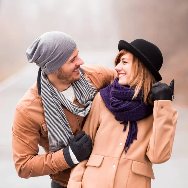 Paar genießt draußen in der kalten Herbst- / Winterzeit. — Stockfoto