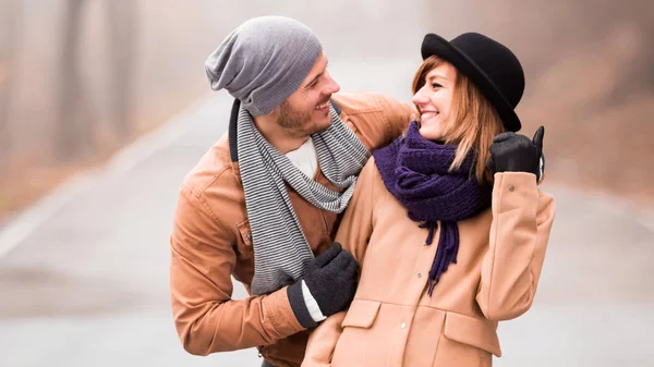 Paar genießt draußen in der kalten Herbst- / Winterzeit. — Stockfoto