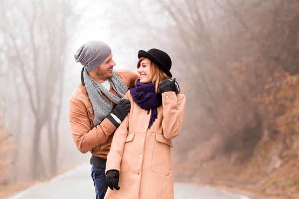 Paar genießt draußen in der kalten Herbst- / Winterzeit. — Stockfoto