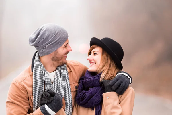 Casal desfrutando ao ar livre no frio outono / inverno . — Fotografia de Stock