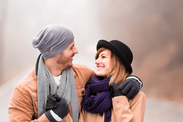 Пара насолоджується на відкритому повітрі в холодну осінь / зимовий час . — стокове фото