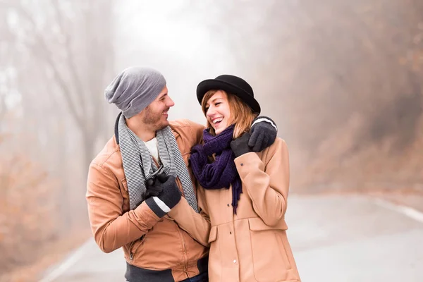 Paar genießt draußen in der kalten Herbst- / Winterzeit. — Stockfoto