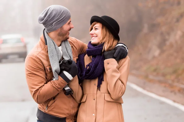 Paar genießt draußen in der kalten Herbst- / Winterzeit. — Stockfoto