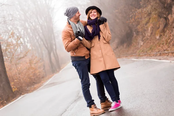 Paar genieten buiten in koude herfst / winter. — Stockfoto