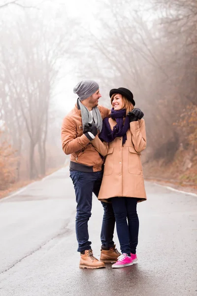 Couple enjoying outdoors in cold autumn / winter time. — 스톡 사진