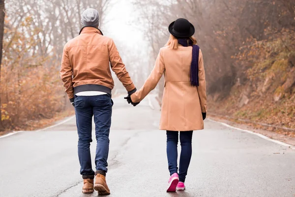 Casal desfrutando ao ar livre no frio outono / inverno . — Fotografia de Stock