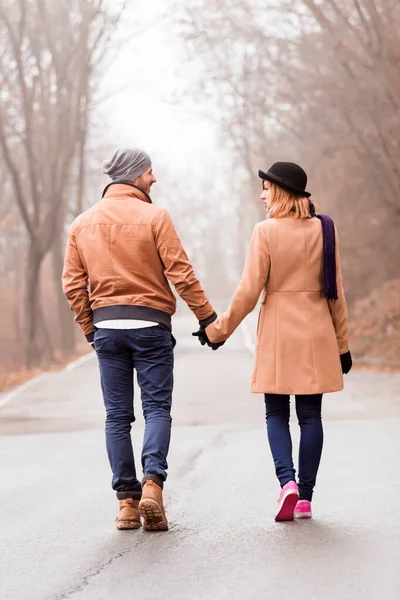 Pareja disfrutando al aire libre en frío otoño / invierno . — Foto de Stock