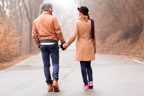 Paar genießt draußen in der kalten Herbst- / Winterzeit. — Stockfoto