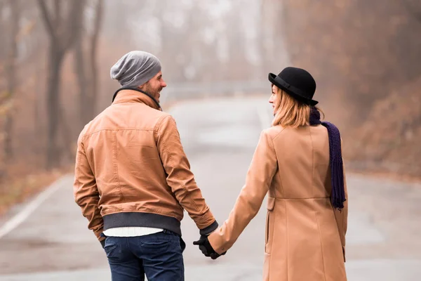 Couple enjoying outdoors in cold autumn / winter time. — Stockfoto