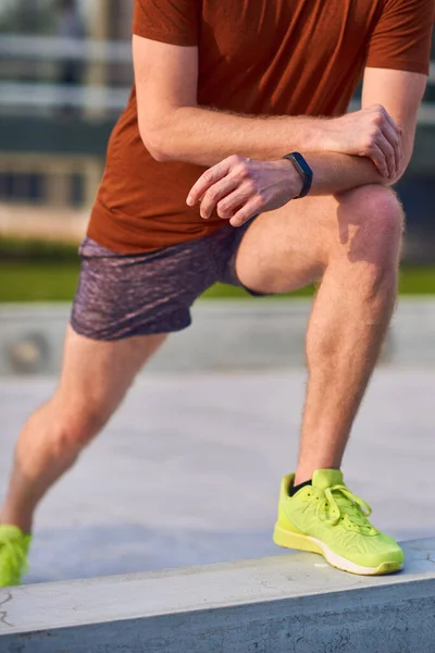 Joven haciendo ejercicio / estiramiento en parque urbano . — Foto de Stock