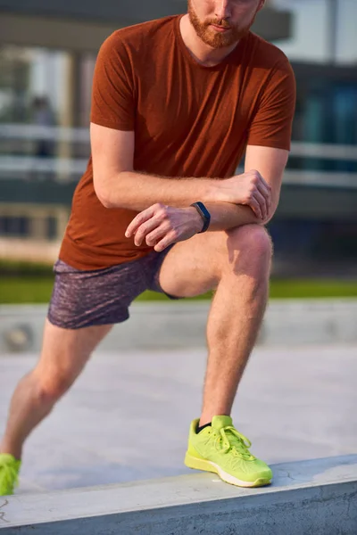 Joven haciendo ejercicio / estiramiento en parque urbano . — Foto de Stock