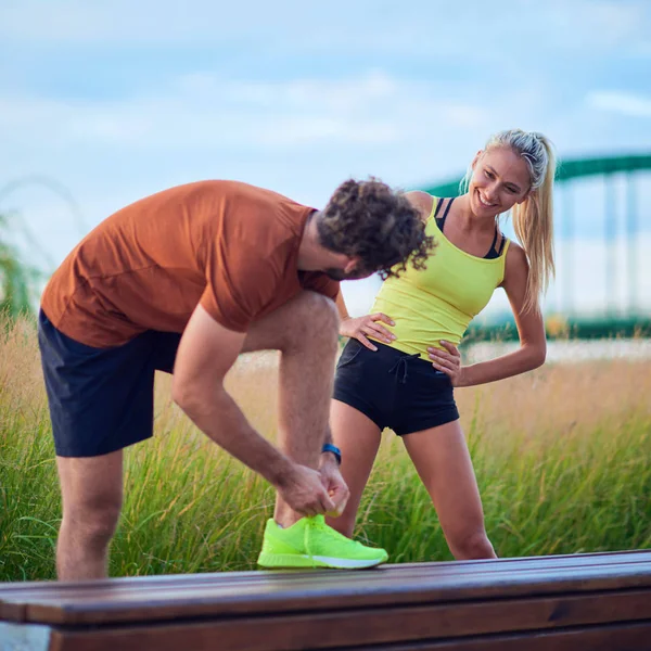 Pareja moderna haciendo ejercicio en zona urbana. — Foto de Stock