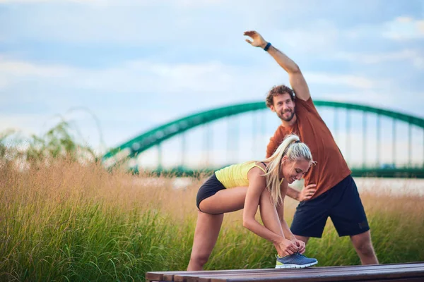 Pareja moderna haciendo ejercicio en zona urbana. — Foto de Stock